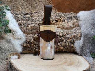 Drinkhoorn met donkerbruin bindrune leren houder 0,2L