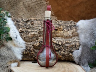 Glazen fles met bordeaux leer houder L