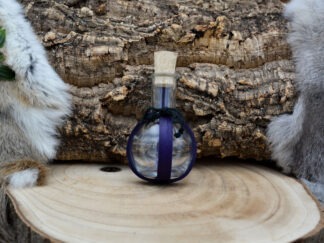 Glazen fles met donkerpaars leer houder M