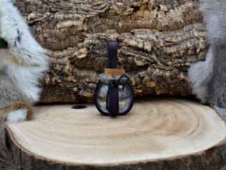 Glazen fles met donkerpaars leer houder S