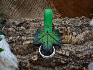 Skirthike/ rokophouder goen met groen esdoornblad