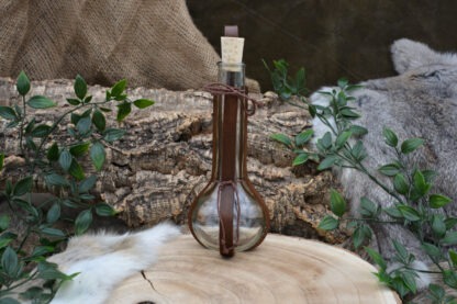 Glazen fles met bruin leren houder L