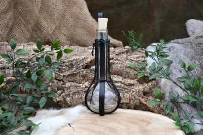 Glazen fles met zwart leren houder L