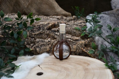 Glazen fles met bruin leren houder M