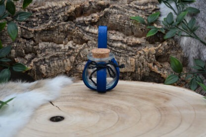 Glazen fles met blauw leren houder S