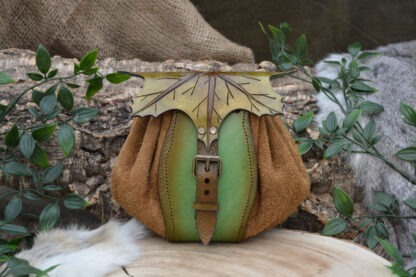 Leren buidel met mosgroene esdoorn blad met poofy suéde