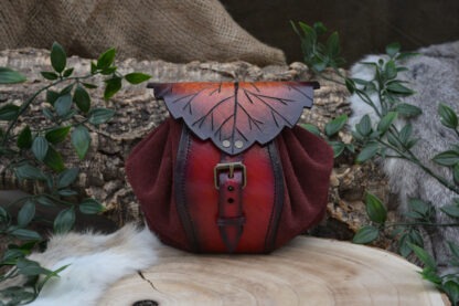 Leren buidel met rood berkenblad met poofy suéde