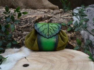 Leren buidel met groen berkenblad en mosgroen poofy suéde klein