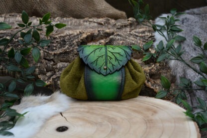 Leren buidel met groen berkenblad en mosgroen poofy suéde klein