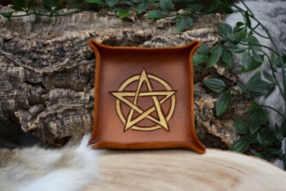 leren dicetray M licht bruin met goud pentagram