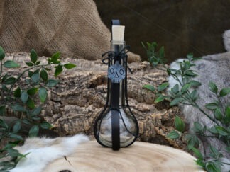 Glazen fles met zwart leren houder en schedel L
