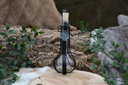 Glazen fles met zwart leren houder en schedel L