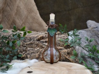 Glazen fles met bruin leren houder en groen blad L