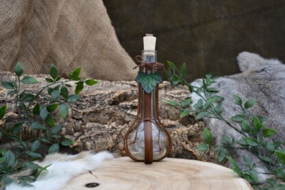 Glazen fles met bruin leren houder en groen blad L