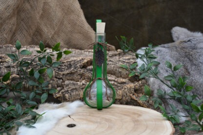 Glazen fles met groen leren houder en groen blad L