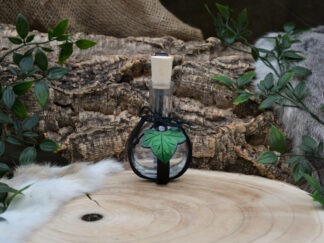 Glazen fles met zwart leren houder en  groen blad M