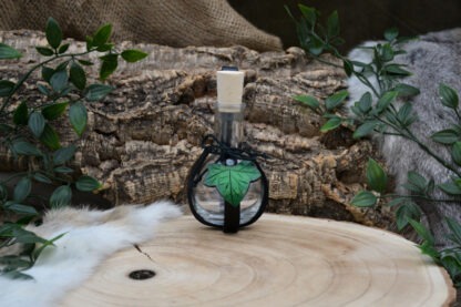 Glazen fles met zwart leren houder en  groen blad M