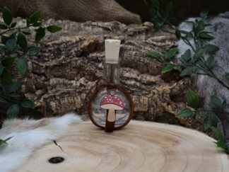 Glazen fles met bruin leren houder en paddenstoel M
