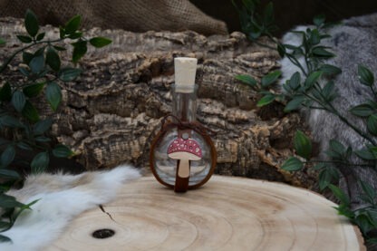 Glazen fles met bruin leren houder en paddenstoel M