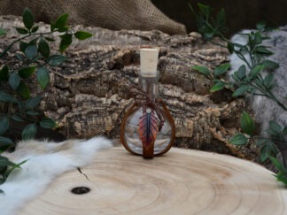 Glazen fles met bruin leren houder en rood blad M