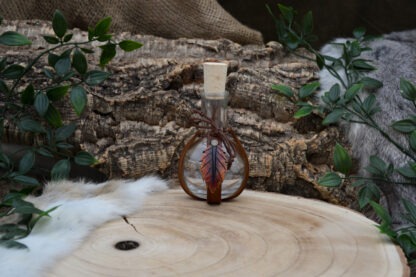 Glazen fles met bruin leren houder en rood blad M