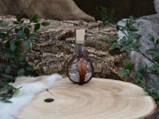 Glazen fles met bruin leren houder en bruin blad M