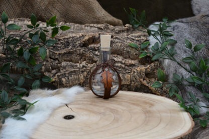 Glazen fles met bruin leren houder en bruin blad M