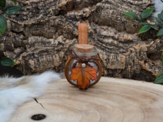 Glazen fles met lichtbruin leren houder en oranje blad S