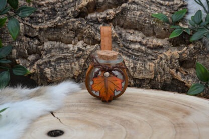 Glazen fles met lichtbruin leren houder en oranje blad S