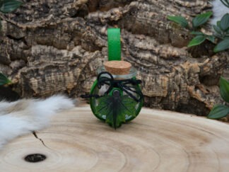 Glazen fles met groen leren houder en groen blad S
