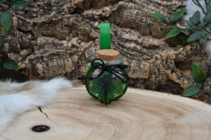 Glazen fles met groen leren houder en groen blad S