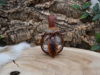Glazen fles met bordeaux leren houder en rood blad S