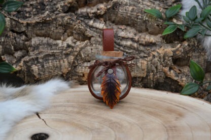 Glazen fles met bordeaux leren houder en rood blad S